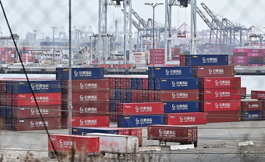 Contenedores de Hede Shipping, del grupo estatal chino Hebei Port Group, apilados en el puerto de Los Ángeles, California, el 13 de octubre de 2025. (FREDERIC J. BROWN/AFP a través de Getty Images)