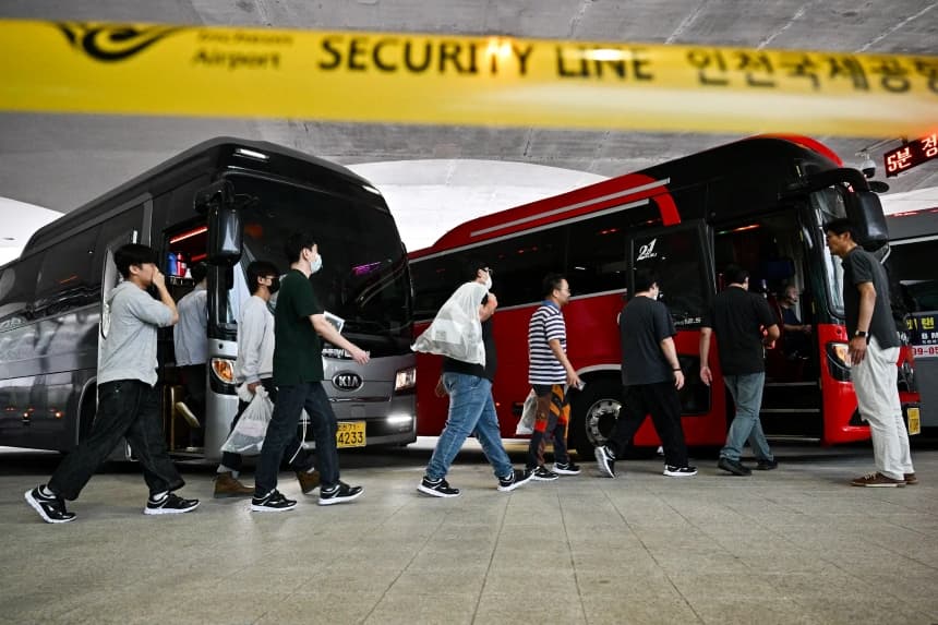 Tras su detención durante una operación del ICE dirigida contra inmigrantes ilegales en una planta de Hyundai-LG en Ellabell, Georgia, los trabajadores surcoreanos llegan al aeropuerto internacional de Incheon, en Incheon, Corea del Sur, el 12 de septiembre de 2025. (Anthony Wallace/AFP vía Getty Images)