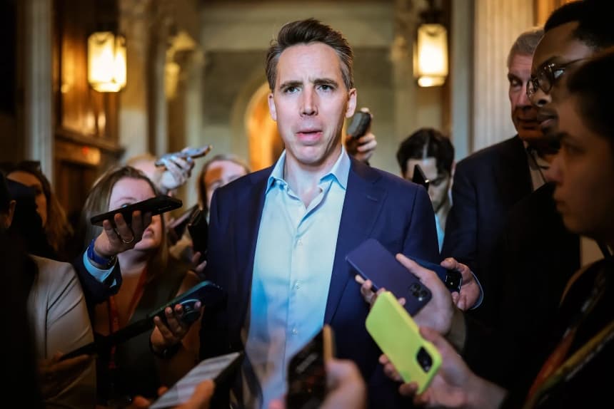 El senador Josh Hawley (R-Mo.) habla con la prensa en Washington el 2 de junio de 2025. Hawley apoya la nueva tasa de 100,000 dólares del presidente para los visados H-1B y pidió una revisión más amplia a las políticas de visados de Estados Unidos. (Kayla Bartkowski/Getty Images)