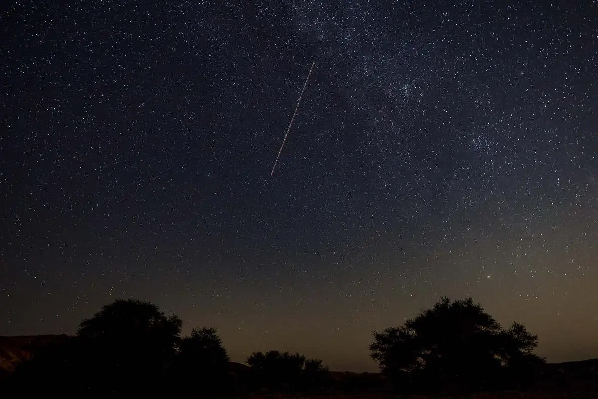 La Vía Láctea aparece como un meteoro que atraviesa el cielo sobre un camping en el sur de Israel. (MENAHEM KAHANA/AFP vía Getty Images)