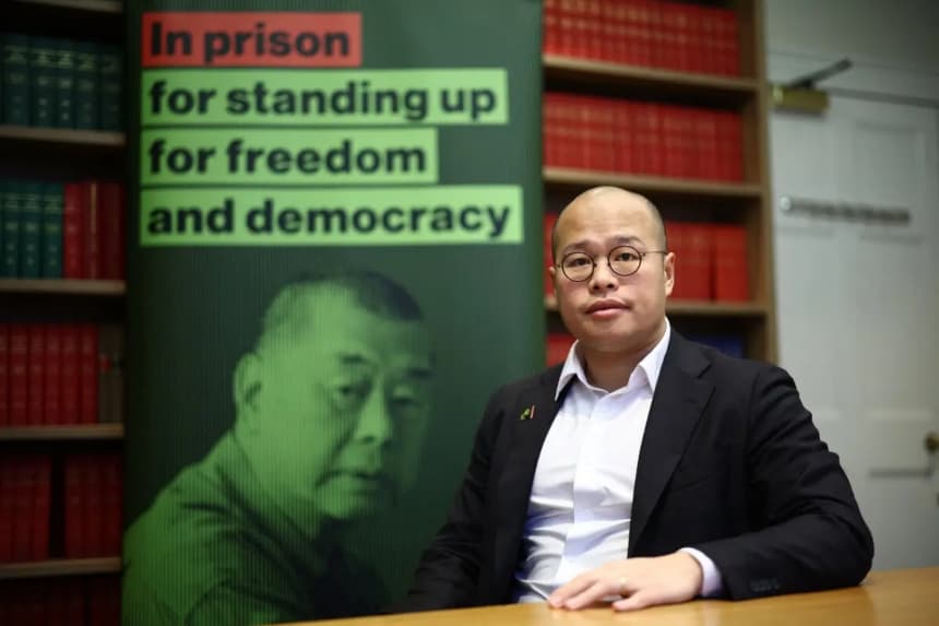 Sebastien Lai Sung-yan, hijo del magnate de los medios de comunicación de Hong Kong Jimmy Lai, encarcelado, posa para una fotografía tras una rueda de prensa en Londres, el 15 de diciembre de 2025. (Henry Nicholls/AFP a través de Getty Images)