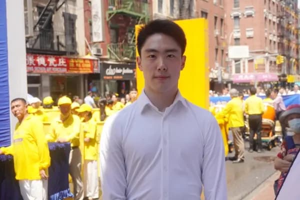 Louis Liu se une a los practicantes de Falun Dafa en la ciudad de Nueva York el 20 de julio de 2025, en un desfile para pedir el fin de los 26 años de persecución del Partido Comunista Chino contra Falun Gong. Mark Zou/The Epoch Times