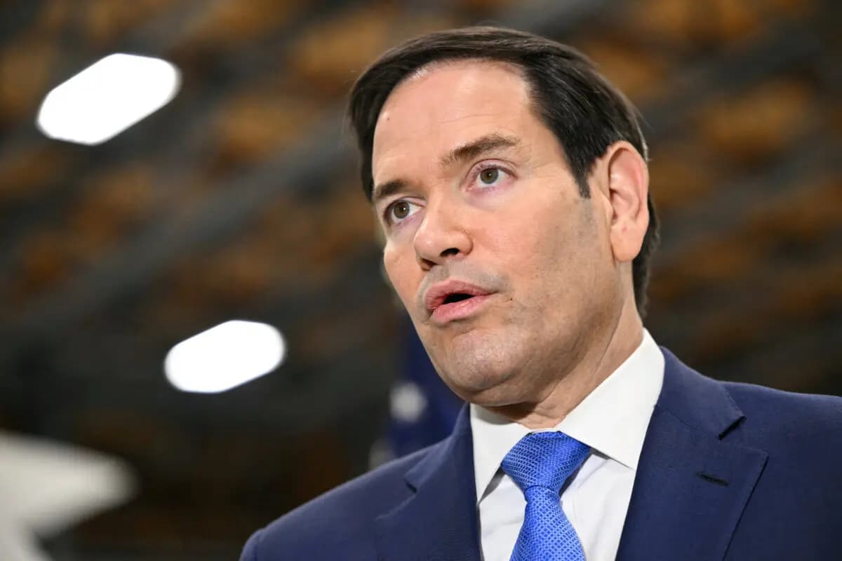 <em>El secretario de Estado de EE. UU., Marco Rubio, habla con los periodistas en el Aeropuerto Internacional John C. Munro Hamilton tras una reunión de ministros de Asuntos Exteriores del G7, que se realizó en Hamilton, Ontario, Canadá, el 12 de noviembre de 2025. (Mandel Ngan/Pool vía Reuters)</em>
