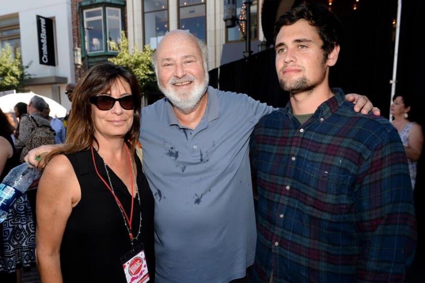 El director Rob Reiner (C), su esposa Michele Singer y su hijo Nick Reiner asisten al evento de inicio del curso escolar de Teen Vogue en The Grove, Los Ángeles, el 9 de agosto de 2013. (Michael Buckner/Getty Images para Teen Vogue)