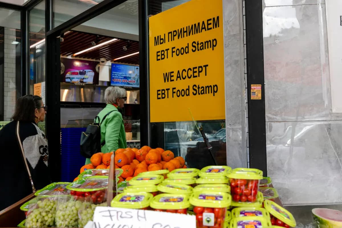 <em>Personas comprando alimentos en una tienda que acepta cupones de alimentos en la ciudad de Nueva York, en una fotografía de archivo sin fecha. (Spencer Platt/Getty Images)</em>