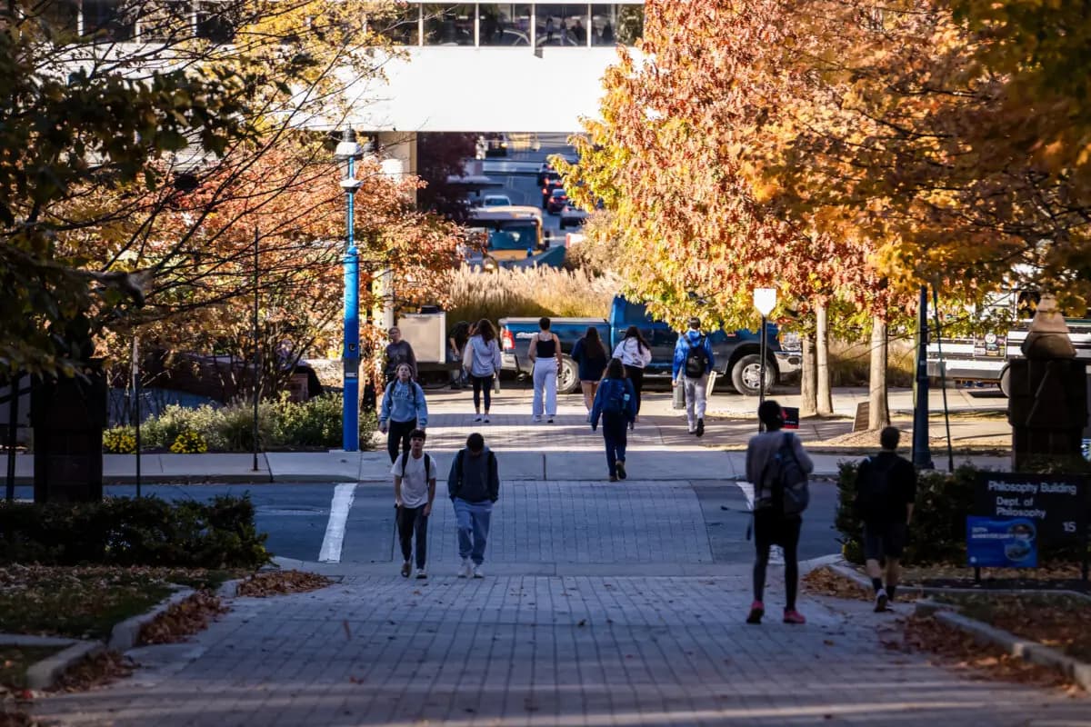 Personas caminando por el campus de la Universidad de Lehigh en Bethlehem, Pensilvania, el 25 de octubre de 2024. (Madalina Vasiliu/The Epoch Times)
