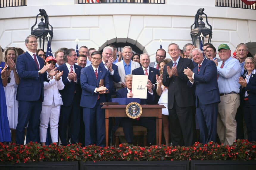 El presidente Donald Trump, acompañado por legisladores republicanos, promulga la ley One, Big Beautiful Bill Act durante un picnic militar familiar con motivo del Día de la Independencia en el Jardín Sur de la Casa Blanca en Washington, D.C., el 4 de julio de 2025. (BRENDAN SMIALOWSKI/POOL/AFP vía Getty Images)