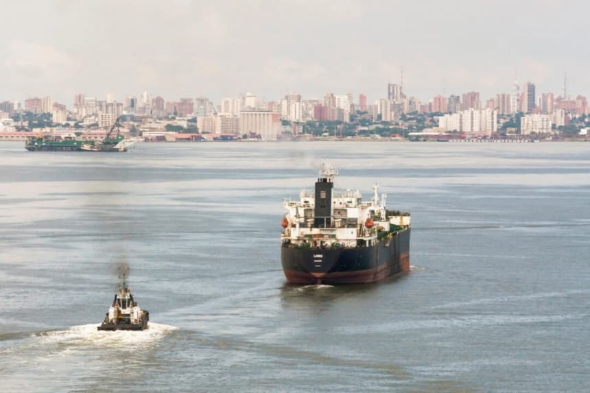 Un petrolero navega en el lago de Maracaibo, en Cabimas, Venezuela, el 14 de octubre de 2022. (Issac Urrutia/Reuters)