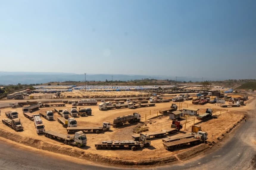 Camiones cargados de cobre se preparan para salir de la mina Tenke Fungurume, una de las mayores minas de cobre y cobalto del mundo, situada en el sureste de la República Democrática del Congo, el 17 de junio de 2023. (Emmet Livingstone/AFP a través de Getty Images)