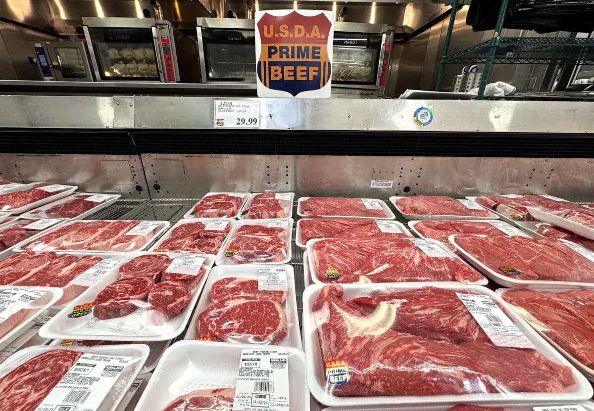 Carne de res de primera calidad del USDA expuesta en una tienda Costco en Novato, California, el 11 de noviembre de 2025. (Justin Sullivan/Getty Images)