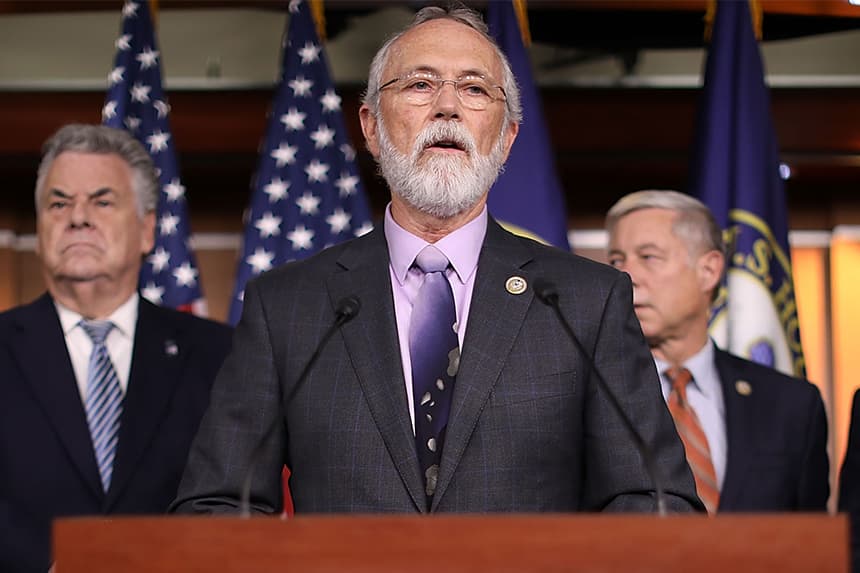 El representante Dan Newhouse (R-WA) (C) junto a otros miembros republicanos del Congreso durante una conferencia de prensa sobre el programa de Acción Diferida para los Llegados en la Infancia (DACA) en el Capitolio de los Estados Unidos el 9 de noviembre de 2017 en Washington, DC. (Chip Somodevilla/Getty Images)