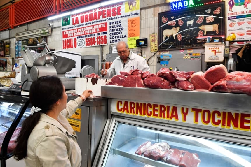 Una mujer compra carne en el Mercado Medellín de la Ciudad de México el 23 de junio de 2023. (CLAUDIO CRUZ/AFP via Getty Images)