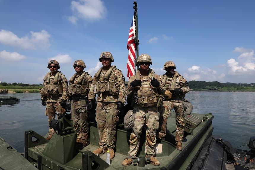 Soldados estadounidenses de la 2.ª División de Infantería participan en un ejercicio de cruce de ríos como parte del ejercicio Ulchi Freedom Shield el 27 de agosto de 2025 en Yeoju-gun, Corea del Sur. (Chung Sung-Jun/Getty Images)