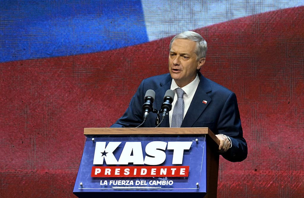 El candidato presidencial chileno José Antonio Kast, del Partido Republicano, pronuncia un discurso al celebrar los resultados de la segunda vuelta de las elecciones presidenciales en Santiago, el 14 de diciembre de 2025. (Eitan ABRAMOVICH/AFP vía Getty Images)