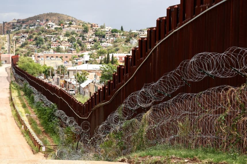 EE. UU. ejecuta el mayor despliegue de alambre de púas en la frontera con México