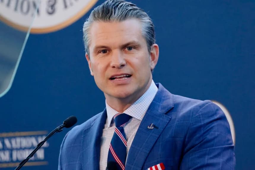 El secretario de Guerra, Pete Hegseth, habla durante el Foro de Defensa Nacional Reagan en la Biblioteca Presidencial Ronald Reagan en Simi Valley, California, el 6 de diciembre de 2025. (Jonathan Alcorn/Reuters)