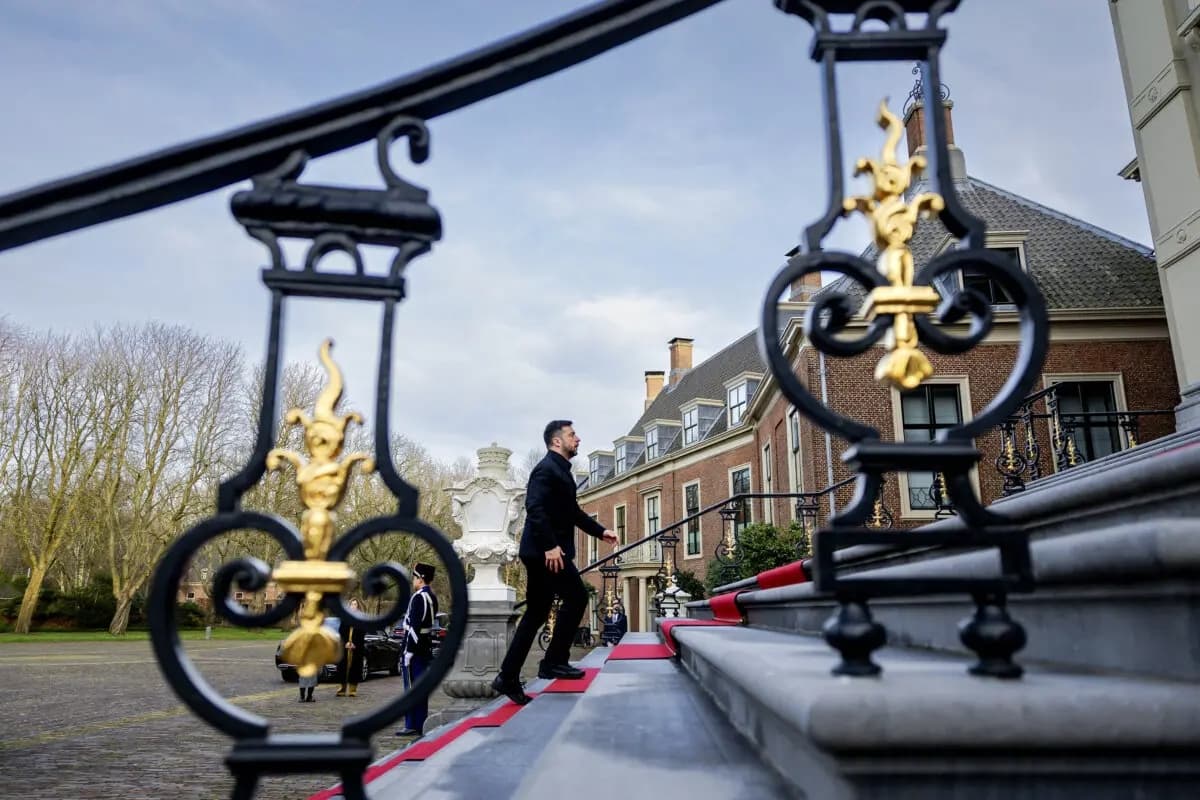 El presidente ucraniano, Volodímir Zelenski, llega a una reunión con el rey de los Países Bajos en el palacio Huis ten Bosch de La Haya, el 16 de diciembre de 2025. (Robin van Lonkhuijsen/ANP/AFP a través de Getty Images)