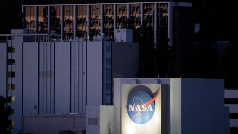 Trump firma una orden ejecutiva para fortalecer el dominio espacial de Estados Unidos