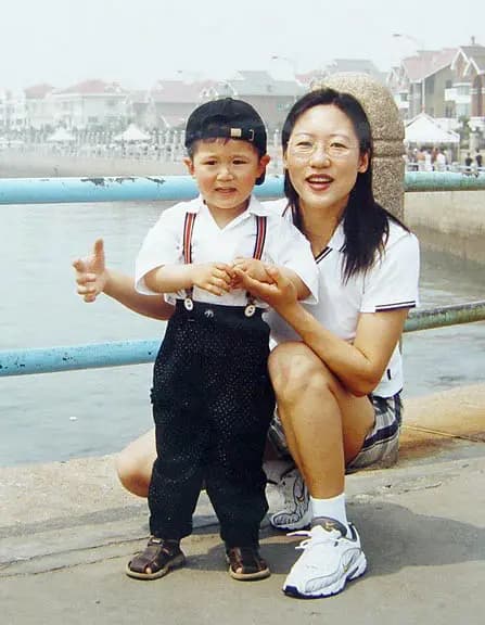 Zhang Wanxia y su hijo en China en el verano de 2003. (Cortesía de Zhang Wanxia)