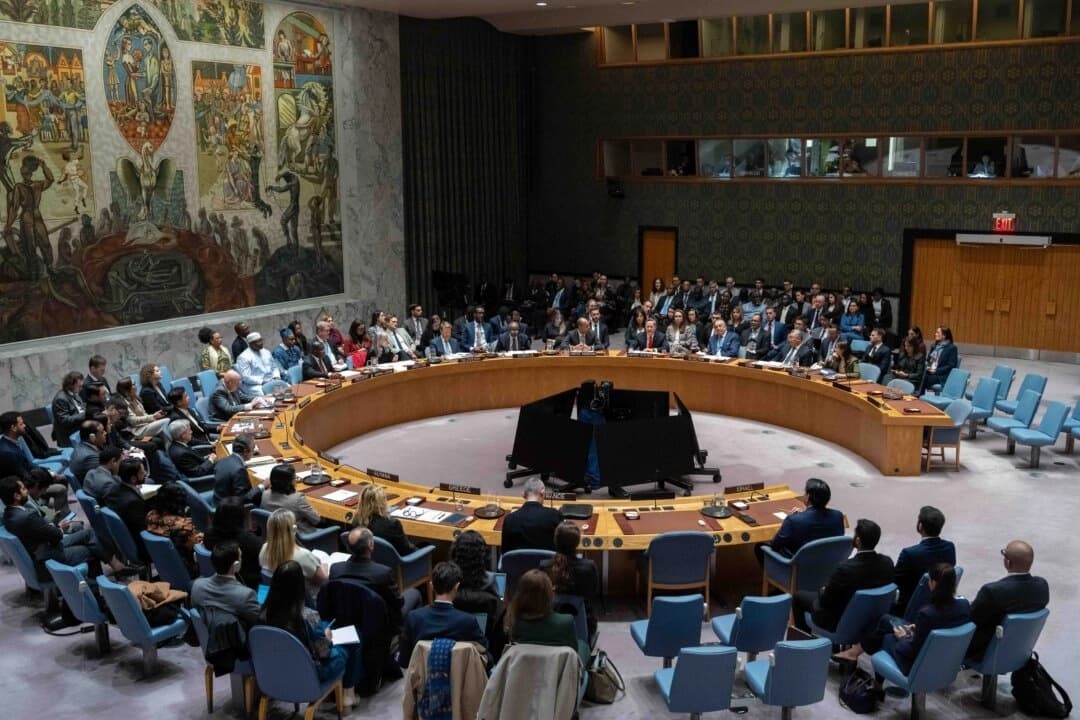 El embajador de Estados Unidos ante las Naciones Unidas, Mike Waltz, se dirige al Consejo de Seguridad de la ONU durante la reunión celebrada para votar un proyecto de resolución que autoriza el envío de una Fuerza Internacional de Estabilización a Gaza, en la ciudad de Nueva York, el 17 de noviembre de 2025. (Adam Gray/Getty Images)