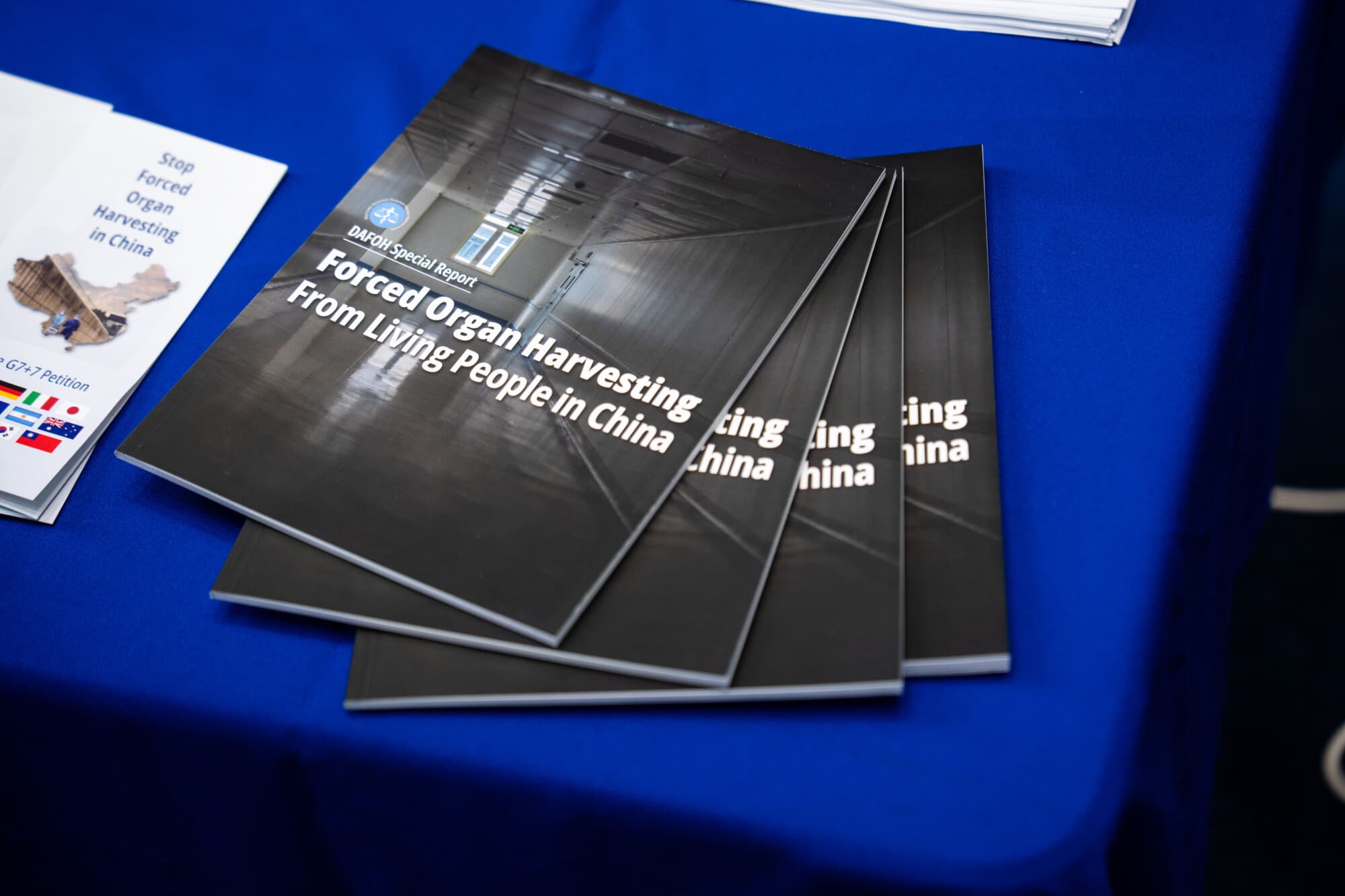 <em>Un stand de Médicos contra la Sustracción Forzada de Órganos en la Feria de Derechos Humanos de China, realizada en el edificio Rayburn House Office Building, en Capitol Hill, Washington, el 10 de diciembre de 2025. (Madalina Kilroy/The Epoch Times)</em>