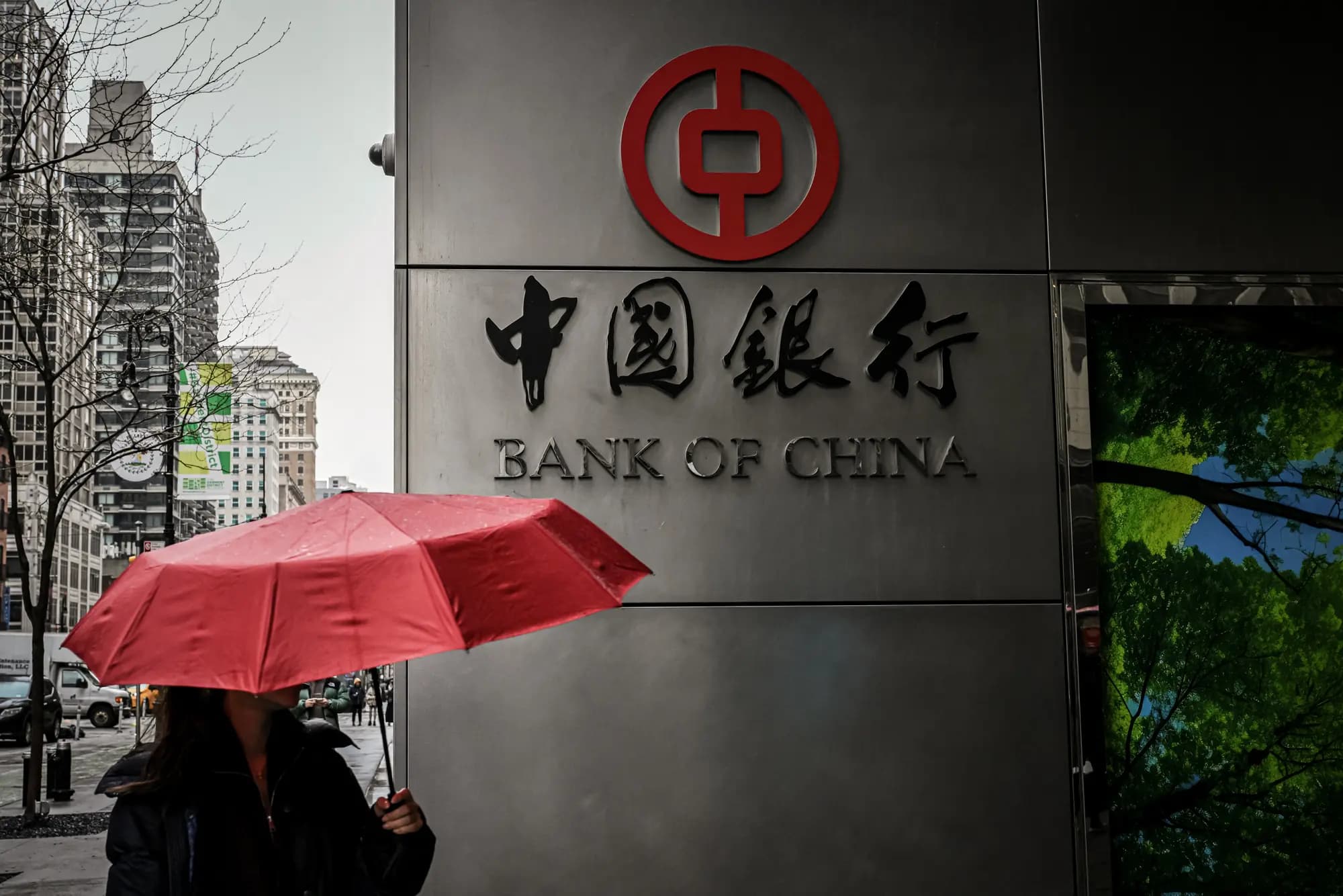 Una persona pasa frente a la sucursal del Banco de China en la ciudad de Nueva York el 11 de abril de 2025. Rob Roggeveen sospecha que existe un acuerdo secreto entre cárteles mexicanos y chinos sobre operaciones de marihuana, posiblemente con servicios chinos de lavado de dinero a bajo precio. (Angela Weiss/AFP vía Getty Images)