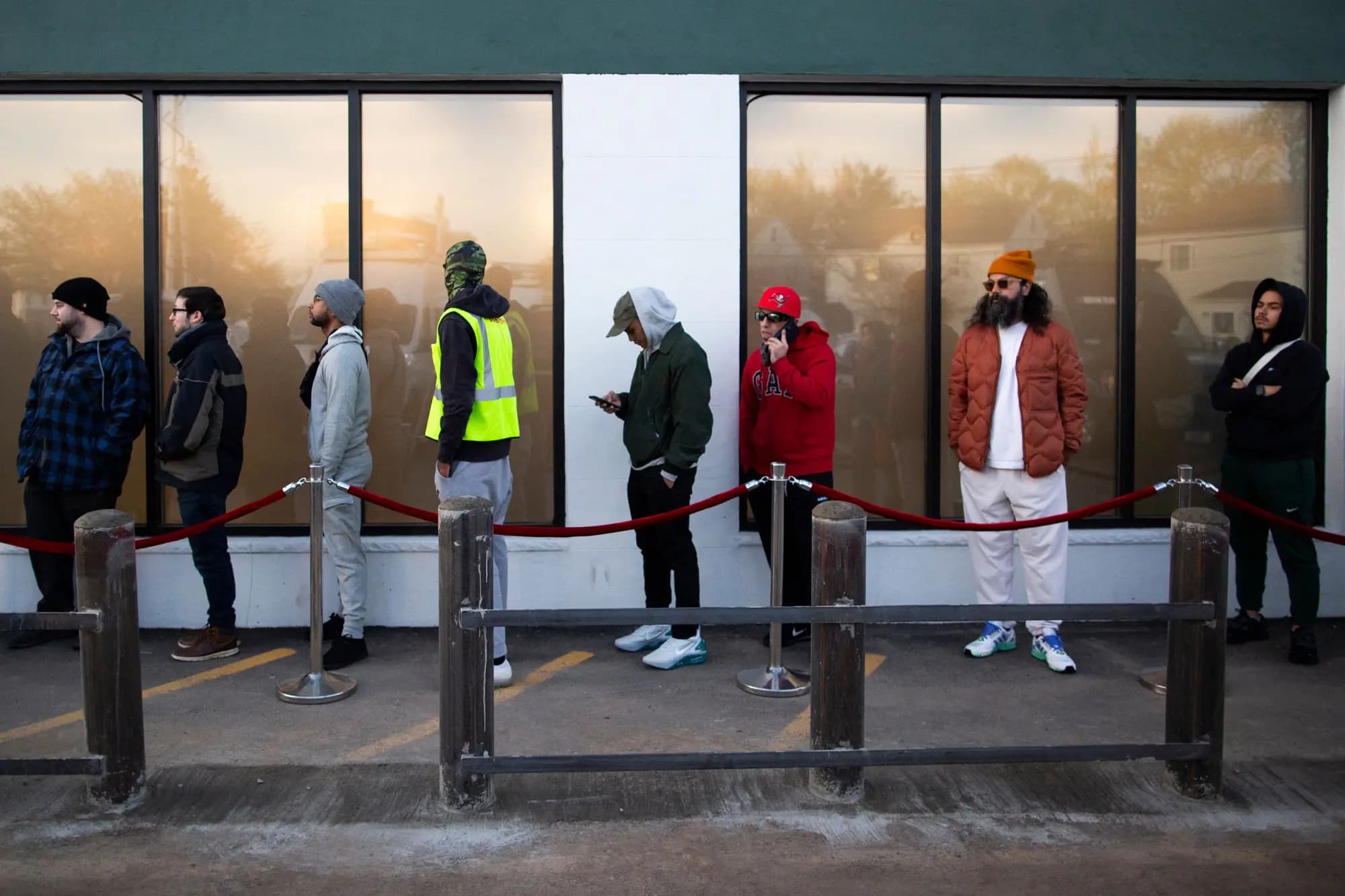 Clientes hacen fila afuera de un dispensario de marihuana medicinal en Bloomfield, Nueva Jersey, el 21 de abril de 2022. (Kena Betancur/AFP vía Getty Images)