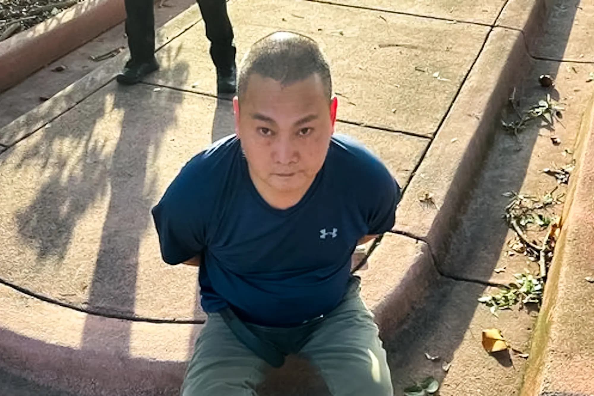 El sospechoso de asesinato, Chen Wu, tras su arresto en Florida. Presuntamente vinculado al crimen organizado chino, Chen está acusado de exigir dinero en un cultivo ilegal de marihuana en Oklahoma y de disparar fatalmente a cuatro trabajadores cuando no pagaron. (Alguaciles de EE. UU.)