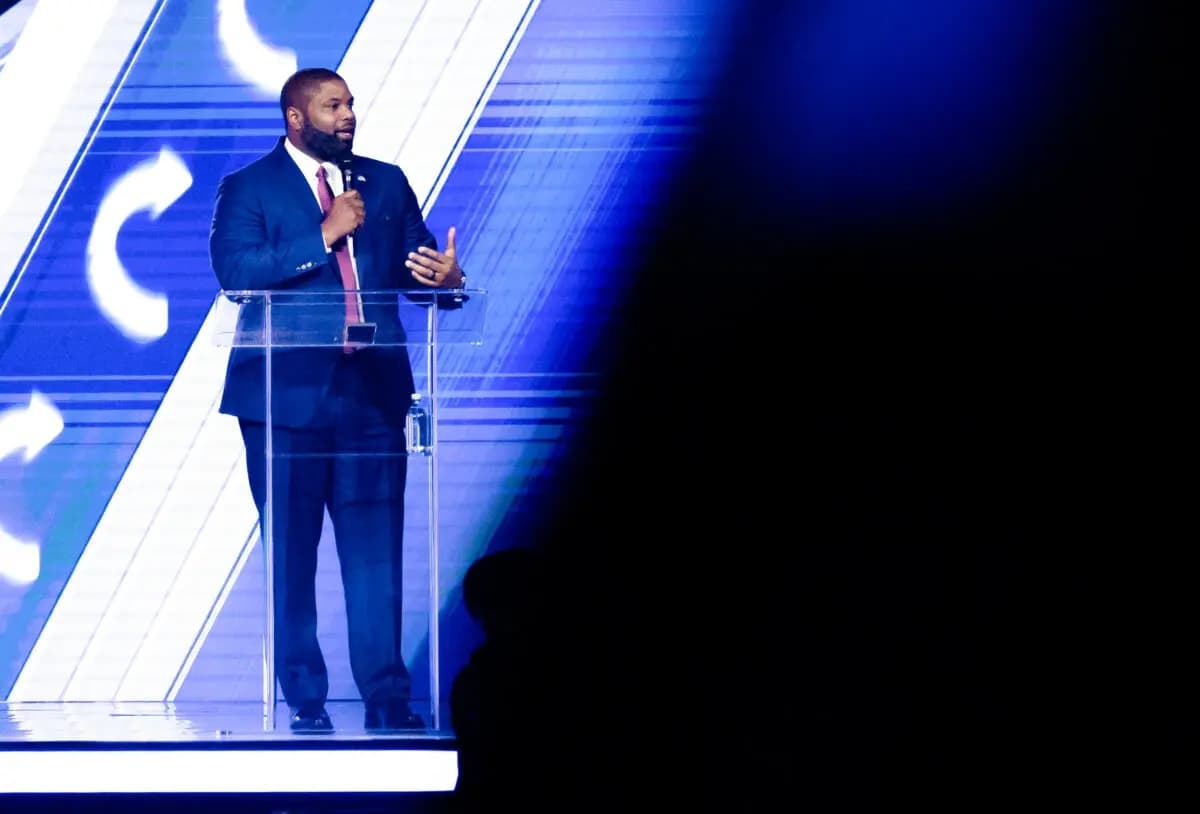 El representante Byron Donalds (R-Fla.) habla en el AmericaFest de Turning Point USA en Phoenix el 21 de diciembre de 2025. (John Fredricks/The Epoch Times)