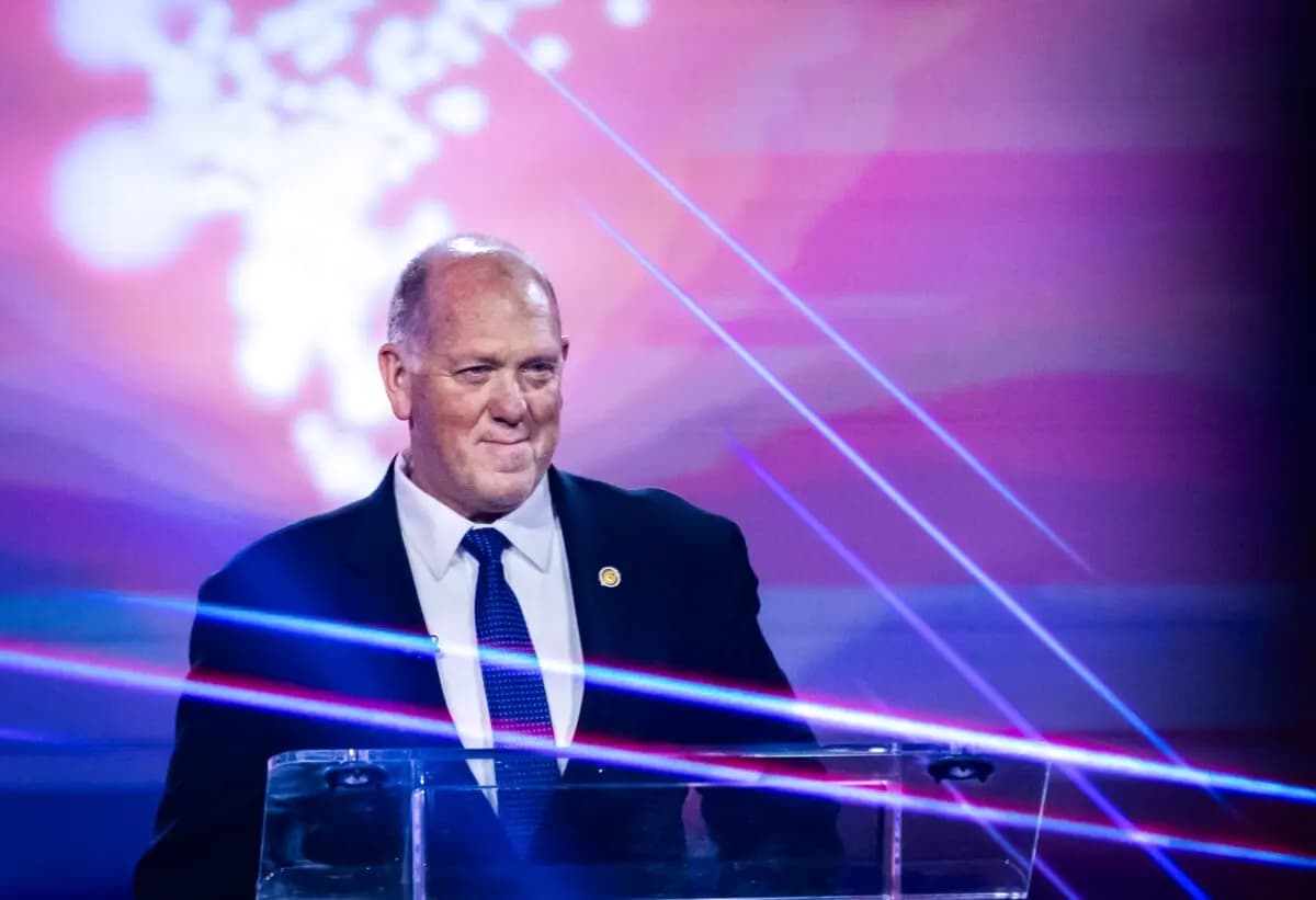 Tom Homan, zar de fronteras de la Casa Blanca, habla en el AmericaFest de Turning Point USA en Phoenix el 21 de diciembre de 2025. (John Fredricks/The Epoch Times)