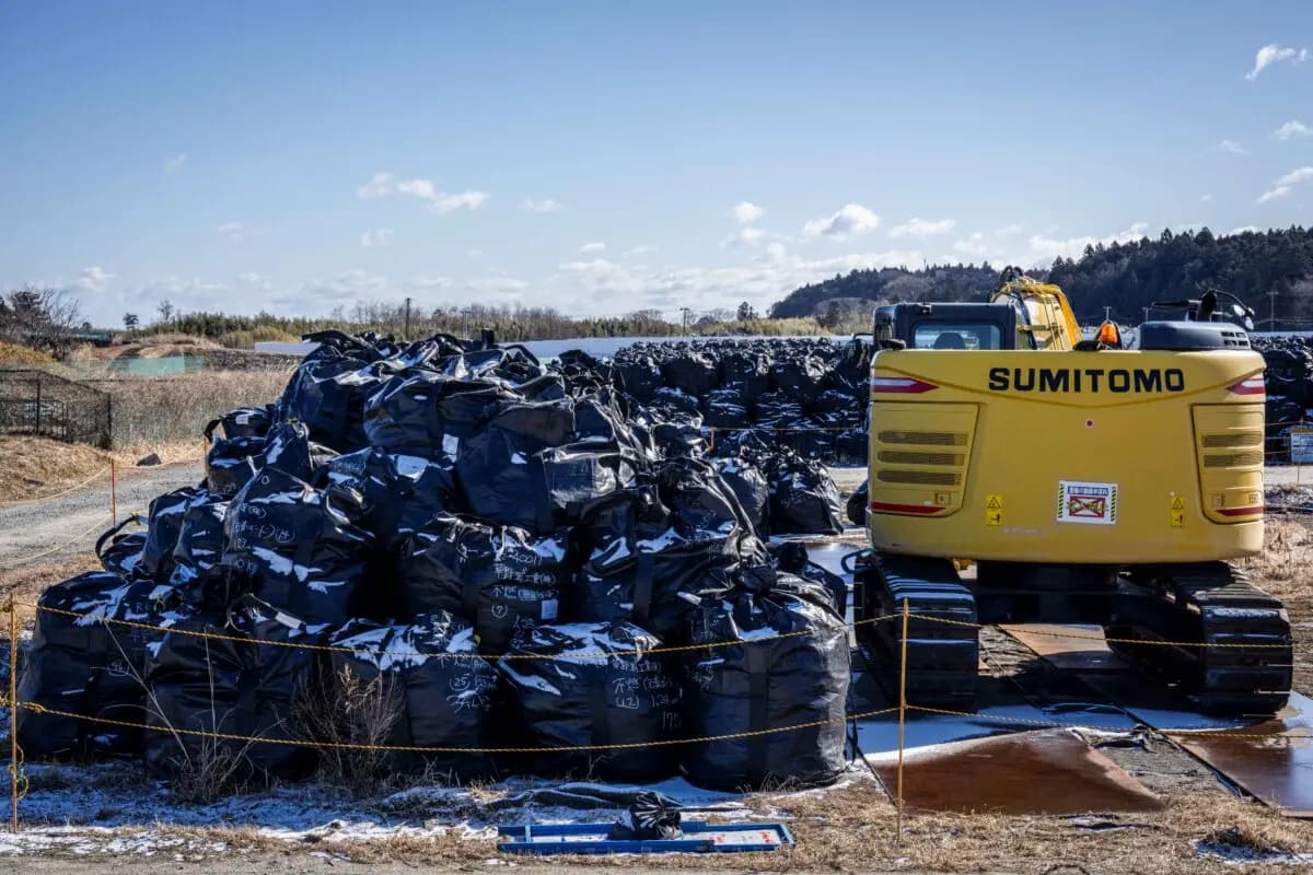 El 19 de febrero de 2025, se recogen bolsas de tierra contaminada por la radiación en un campo de almacenamiento temporal en la localidad de Okuma, en la prefectura de Fukushima. (Yuichi Yamazaki / AFP a través de Getty Images).