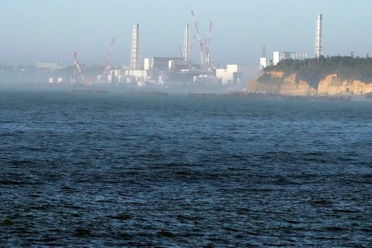 La central nuclear de Fukushima Daiichi, dañada por el terremoto y el tsunami del 11 de marzo de 2011, vista desde el cercano puerto pesquero de Ukedo, en la localidad de Namie, al noreste de Japón, el 24 de agosto de 2023. (Eugene Hoshiko/AP Photo).