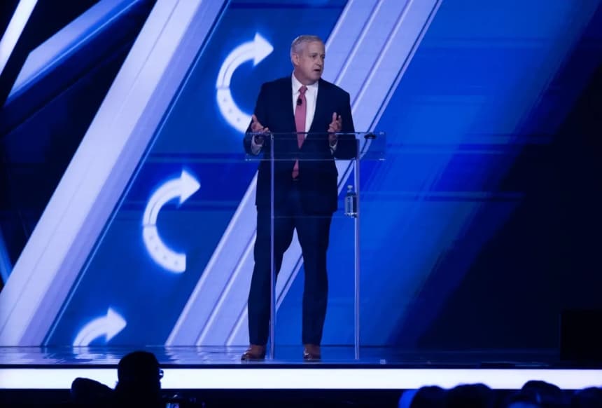 Michael Whatley, candidato al Senado de Estados Unidos por Carolina del Norte y expresidente del Comité Nacional Republicano, habla en el AmericaFest de Turning Point USA en Phoenix, el 21 de diciembre de 2025. (John Fredricks/The Epoch Times)
