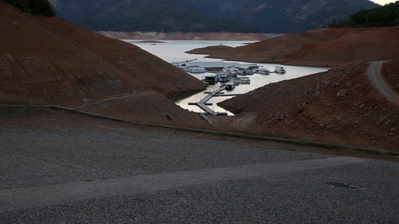 Inundaciones en el norte de California provocan carreteras anegadas, rescates acuáticos y 1 muerte