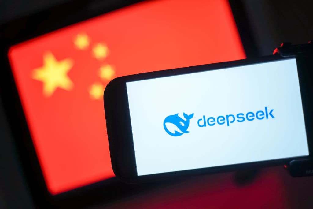 En esta ilustración fotográfica, se ve el logotipo de DeepSeek en un teléfono frente a una bandera de China el 28 de enero de 2025 en Hong Kong, China. (Ilustración fotográfica de Anthony Kwan/Getty Images)