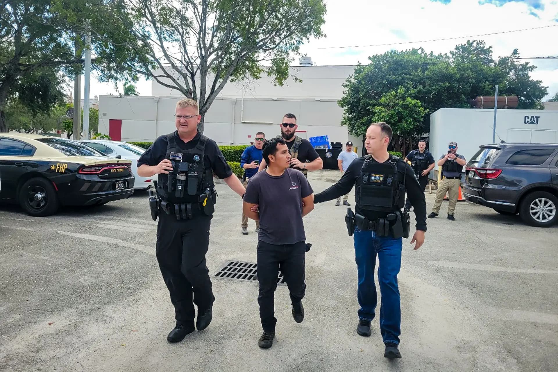Dave Kerner (R), quien supervisa el Departamento de Seguridad Vial y Vehículos Motorizados de Florida, asiste a agentes de la Patrulla de Carreteras de Florida en la detención de un inmigrante ilegal acusado de agredir a un agente del orden en Lake Worth, Florida el 17 de octubre de 2025. El gobernador Ron DeSanΩtis nombró al demócrata Kerner en enero de 2023 para dirigir la agencia. (Sargento T. Kingery/Patrulla de Carreteras de Florida)