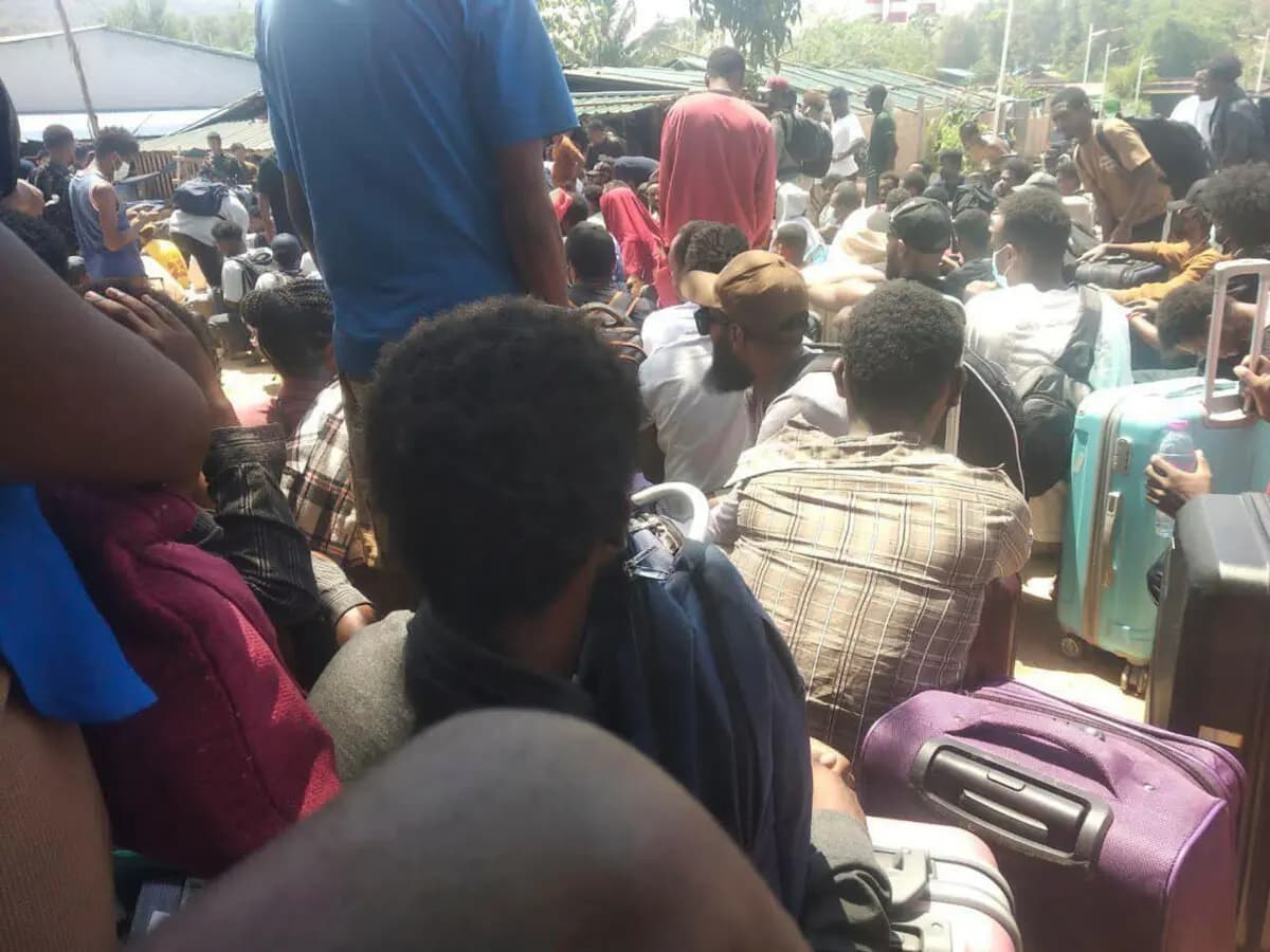 Hombres y mujeres rescatados de complejos dedicados al fraude cibernético se sientan dentro de un campamento perteneciente al Ejército Budista Democrático Karen en Kyaukhat, Birmania (Myanmar), el 13 de abril de 2025. Foto AP.