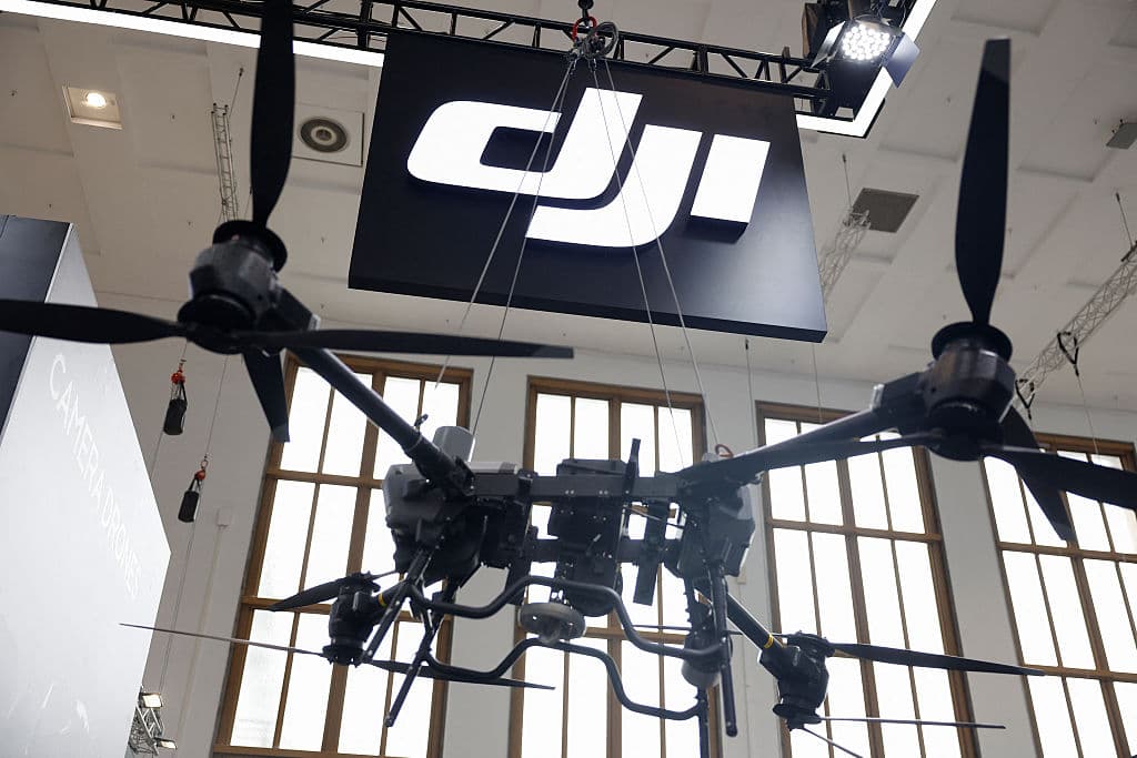 Drones expuestos en el stand de la empresa de drones DJI en la feria internacional IFA de electrónica de consumo y electrodomésticos, fotografiados el 5 de septiembre de 2025 en Berlín. (Foto de Odd ANDERSEN / AFP) (Foto de ODD ANDERSEN/AFP vía Getty Images)