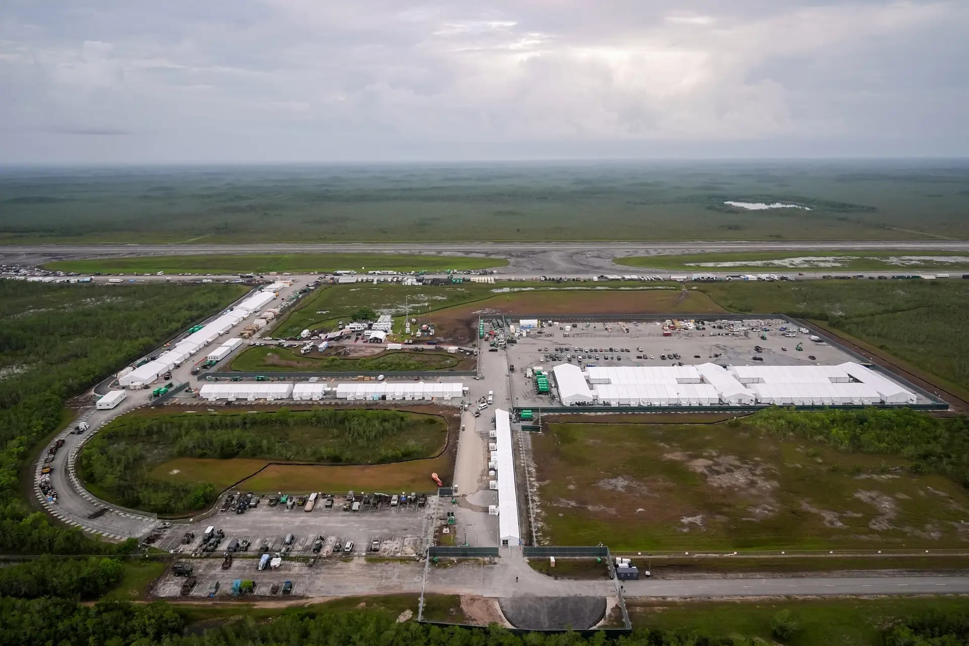 Las obras de un nuevo centro de detención federal, denominado "Alligator Alcatraz", avanzan en el centro de entrenamiento y transición Dade-Collier en los Everglades de Florida en Ochopee, Florida, el 4 de julio de 2025. (Rebecca Blackwell/Archivo/Foto AP)