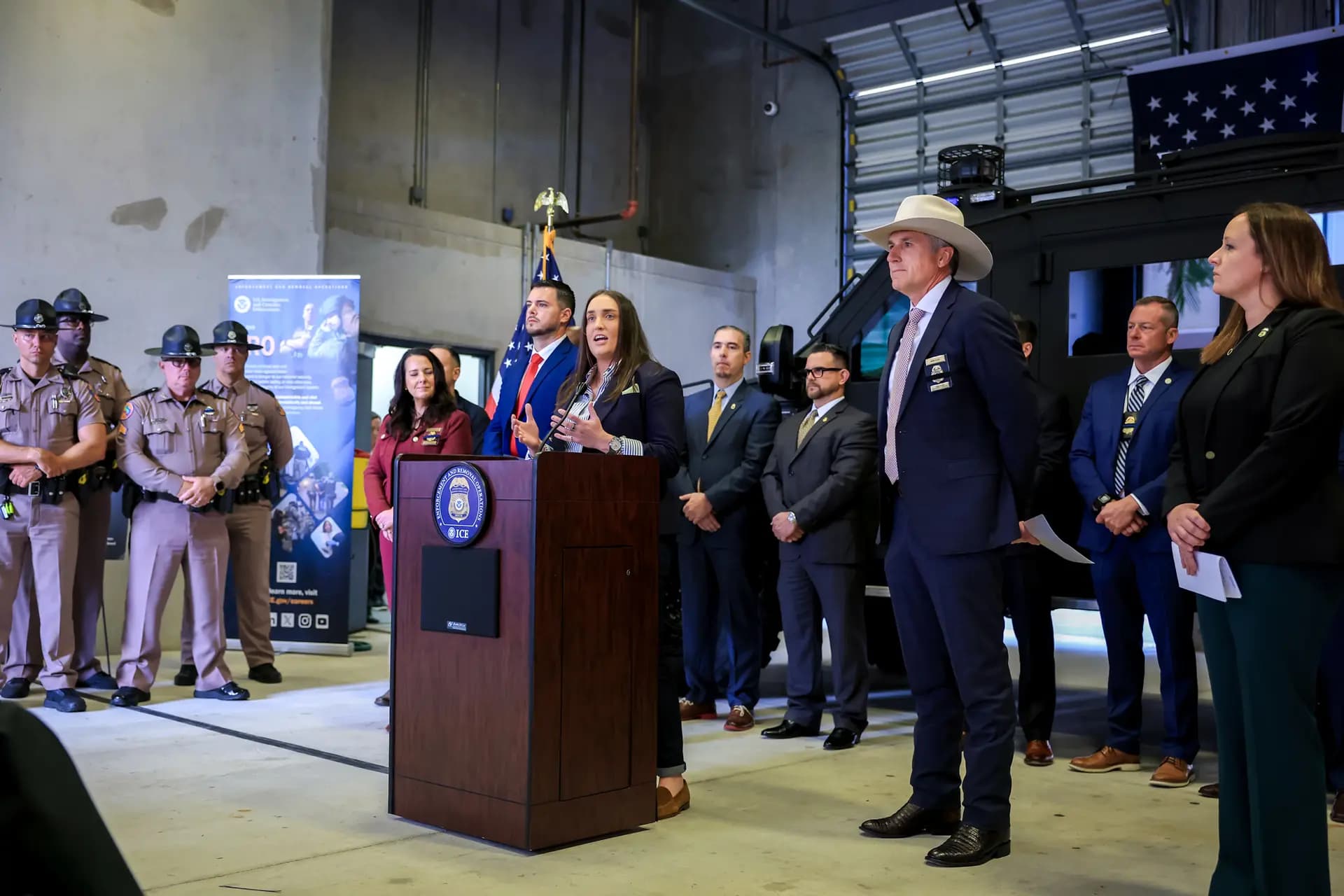 Madison Sheahan (centro), subdirectora del Servicio de Inmigración y Control de Aduanas (ICE), y Mark Glass (al frente, 2<sup>o</sup> de la derecha), comisionado del Departamento de Aplicación de la Ley de Florida, ofrecen una conferencia de prensa en el edificio de Operaciones de Deportación y Control de Aduanas del ICE en Miramar, Florida, el 13 de noviembre de 2025. En diciembre, más de 275 agencias policiales de Florida, en los 67 condados, colaboraban con las autoridades federales para detener a inmigrantes indocumentados, según un informe del ICE. (Joe Raedle/Getty Images)