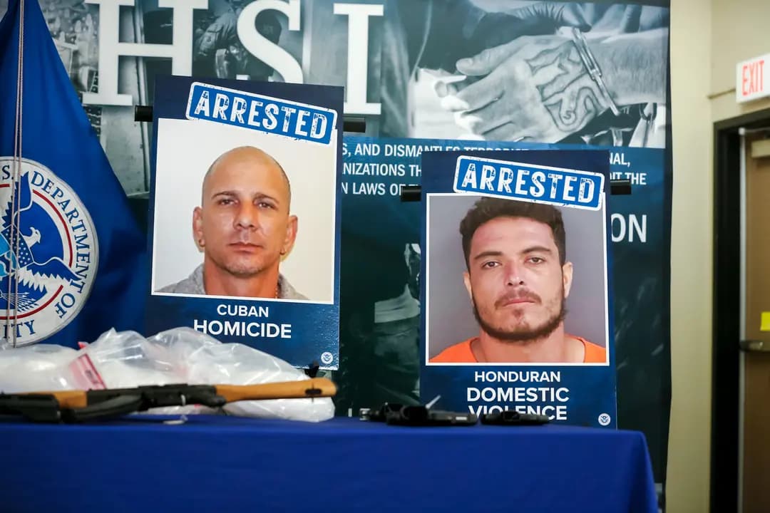 Fotos de inmigrantes indocumentados acusados ​​de delitos se exhiben durante la conferencia de prensa de la secretaria de Seguridad Nacional, Kristi Noem, en Bradenton, Florida, el 20 de octubre de 2025. Informes federales indican que Florida está batiendo récords, con el arresto de 7361 inmigrantes indocumentados desde finales de marzo. (Octavio Jones/Getty Images)