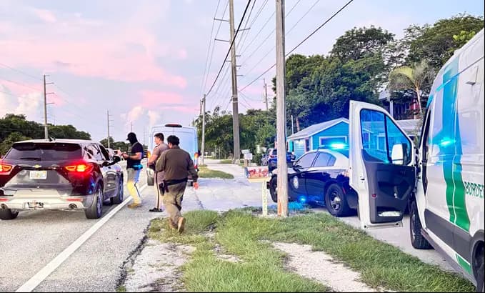 Agentes de la Patrulla Fronteriza trabajan con la Patrulla de Carreteras de Florida durante una operación de control de inmigración en el condado más al sur de Florida en 2025. (Cortesía de Lissette Russo a través de la Patrulla Fronteriza de EE. UU.)