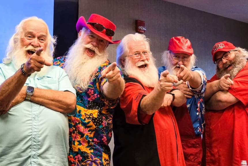 El Papá Noel profesional Tim Conneghan (centro) enseña a los alumnos la forma correcta de reír mientras interpretan el papel del alegre anciano, el 3 de mayo de 2025. Cada año, Connaghan viaja por todo el mundo para enseñar a otros cómo interpretar a Papá Noel y, lo que es más importante, cómo encarnar el espíritu de Kris Kringle en todos los sentidos. (Allan Stein/The Epoch Times)