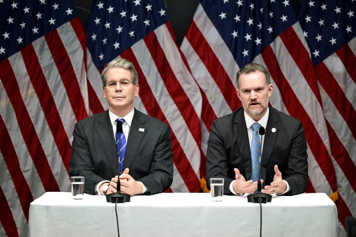 El secretario del Tesoro, Scott Bessent (izquierda), y el representante comercial, Jamieson Greer, ofrecen una conferencia de prensa en Rosenbad, Suecia, tras las negociaciones comerciales entre Estados Unidos y China en Estocolmo el 29 de julio de 2025. (Magnus Lejhall/TT News Agency/AFP vía Getty Images)