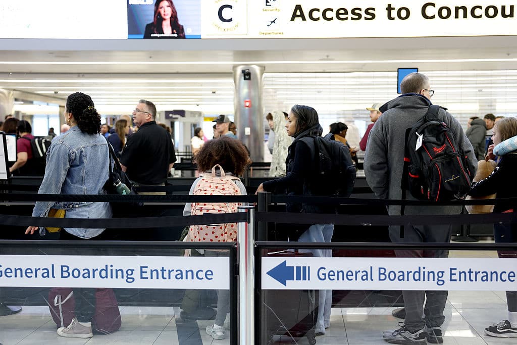 Viajeros hacen fila en un control de seguridad en el Aeropuerto Internacional Thurgood Marshall de Baltimore/Washington, en Baltimore, Maryland, el 26 de noviembre de 2025. (Anna Moneymaker/Getty Images)