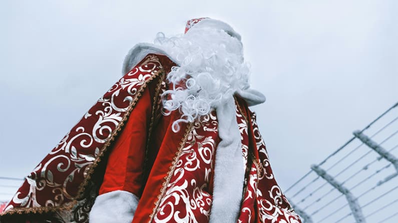 Investigan robo en una tienda de comestibles realizado por sospechosos vestidos de Santa Claus y elfos