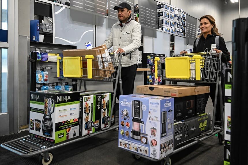 La gente sale de Best Buy con artículos de cocina el Viernes Negro, en Houston, Texas, el 28 de noviembre de 2025. (RONALDO SCHEMIDT / AFP a través de Getty Images)