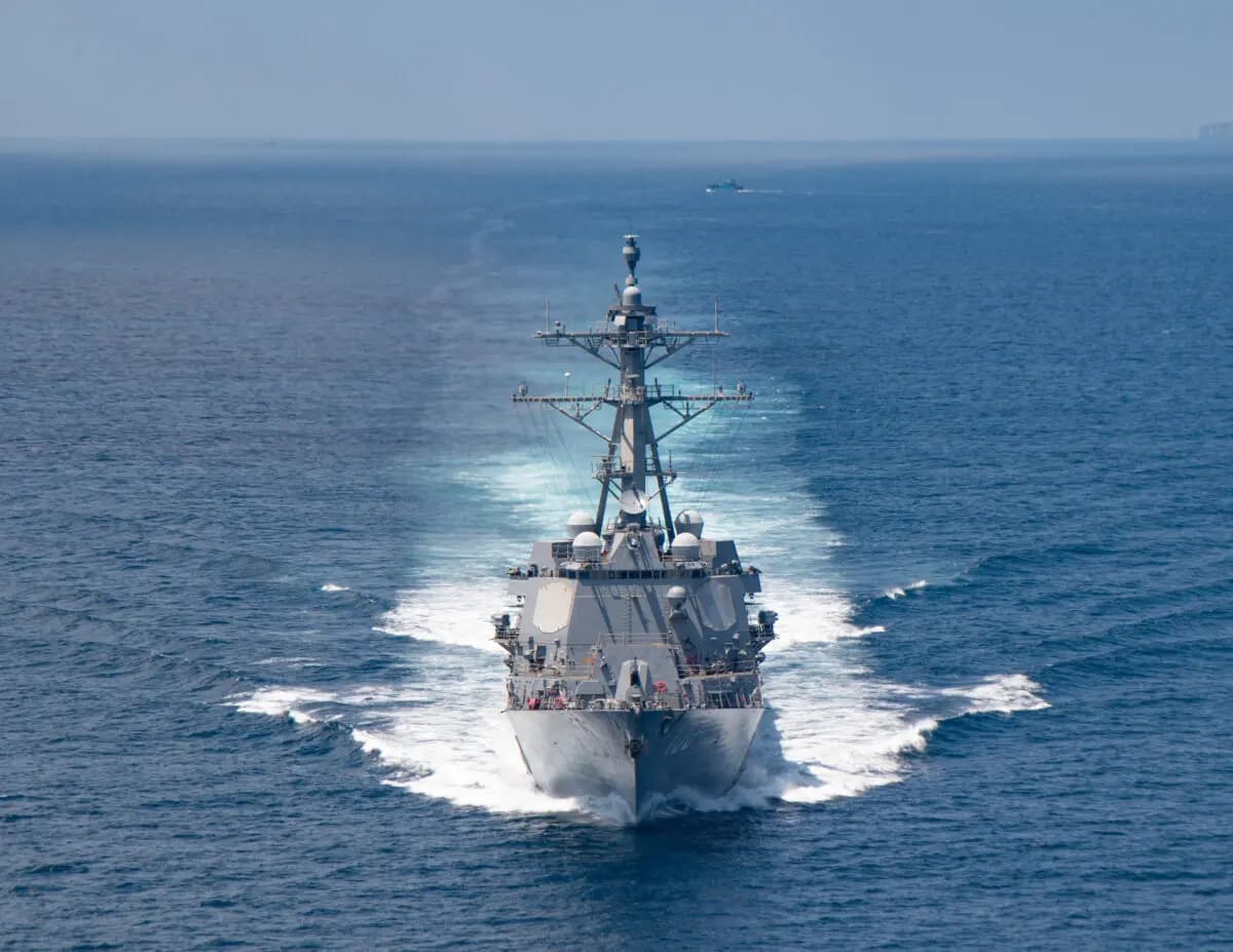 El destructor lanzamisiles de la clase Arleigh-Burke USS Kidd (DDG 100) atraviesa el estrecho de Taiwán durante un tránsito rutinario el 27 de agosto de 2021. (Marina de los Estados Unidos/AFP/Getty Images)