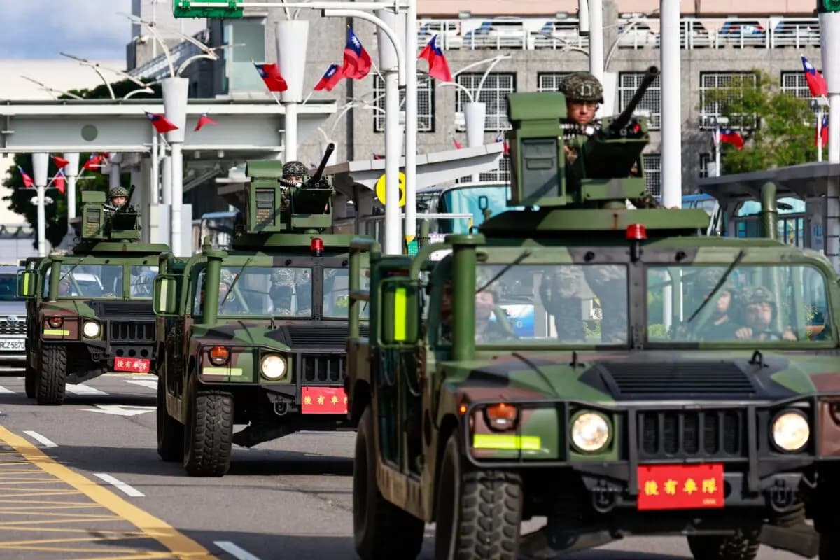 Vehículos militares armados patrullan fuera del aeropuerto de Songshan en Taipéi, Taiwán, el 14 de octubre de 2024. (Daniel Ceng/AFP a través de Getty Images)