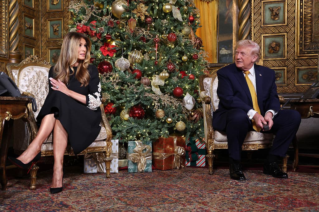 El presidente de Estados Unidos, Donald Trump, y la primera dama, Melania Trump, llaman a niños que participan en el seguimiento de los movimientos de Papá Noel con el Rastreador de Papá Noel del Comando de Defensa Aeroespacial de América del Norte (NORAD) en Nochebuena en el resort Mar-a-Lago, en Palm Beach, Florida, el 24 de diciembre de 2025. (Tasos Katopodis/Getty Images)